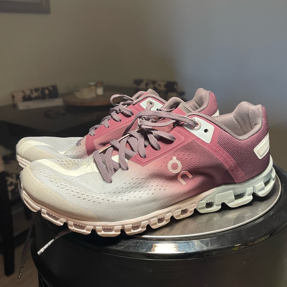 Oncloud tennis shoes . Purple and grey